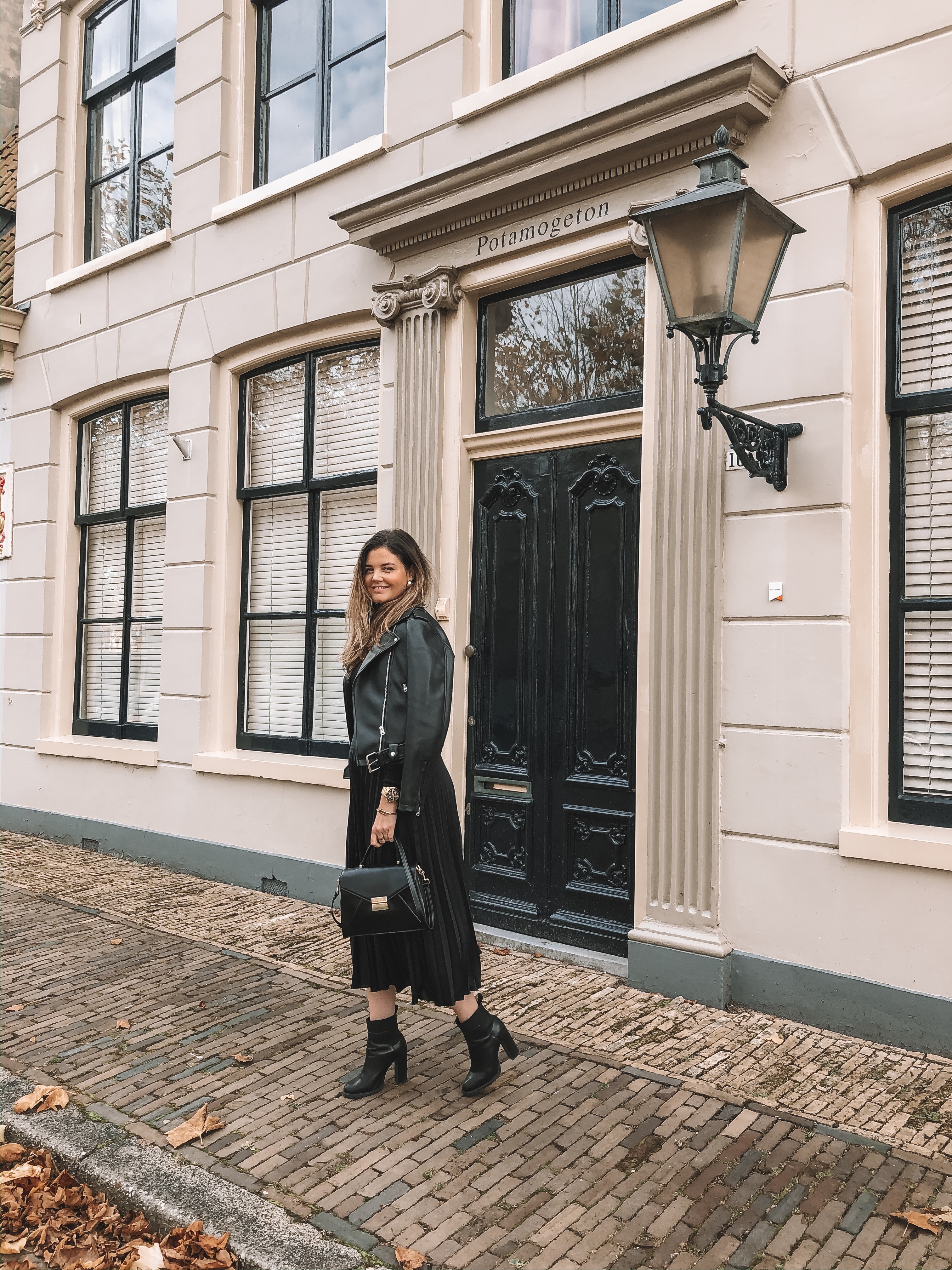 black pleated skirt outfit